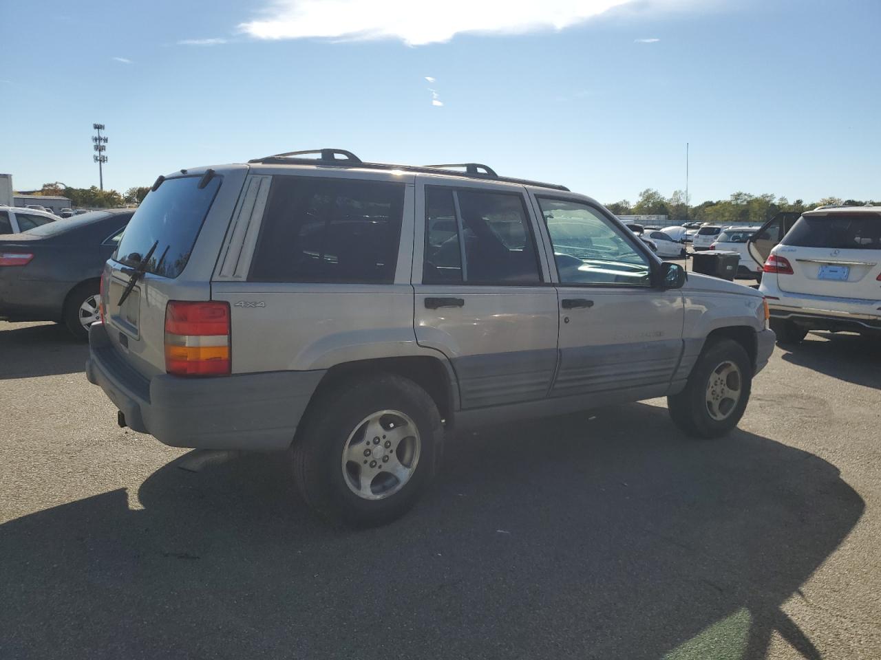 1998 Jeep Grand Cherokee Laredo Silver vin: 1J4GZ58S1WC195986
