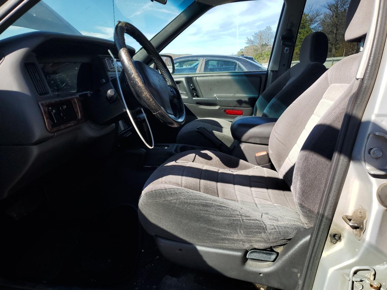 1998 Jeep Grand Cherokee Laredo Silver vin: 1J4GZ58S1WC195986