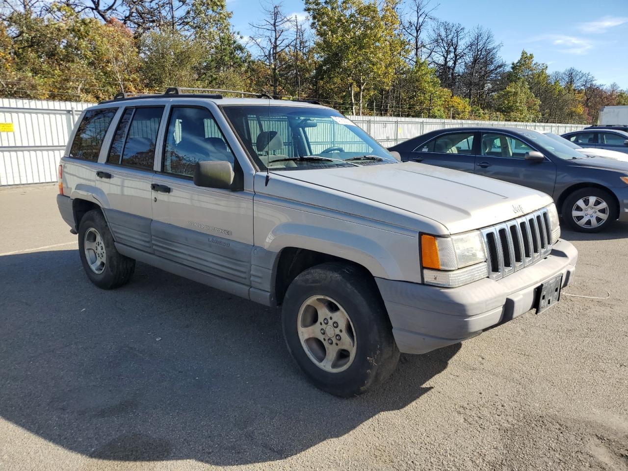 1998 Jeep Grand Cherokee Laredo Silver vin: 1J4GZ58S1WC195986