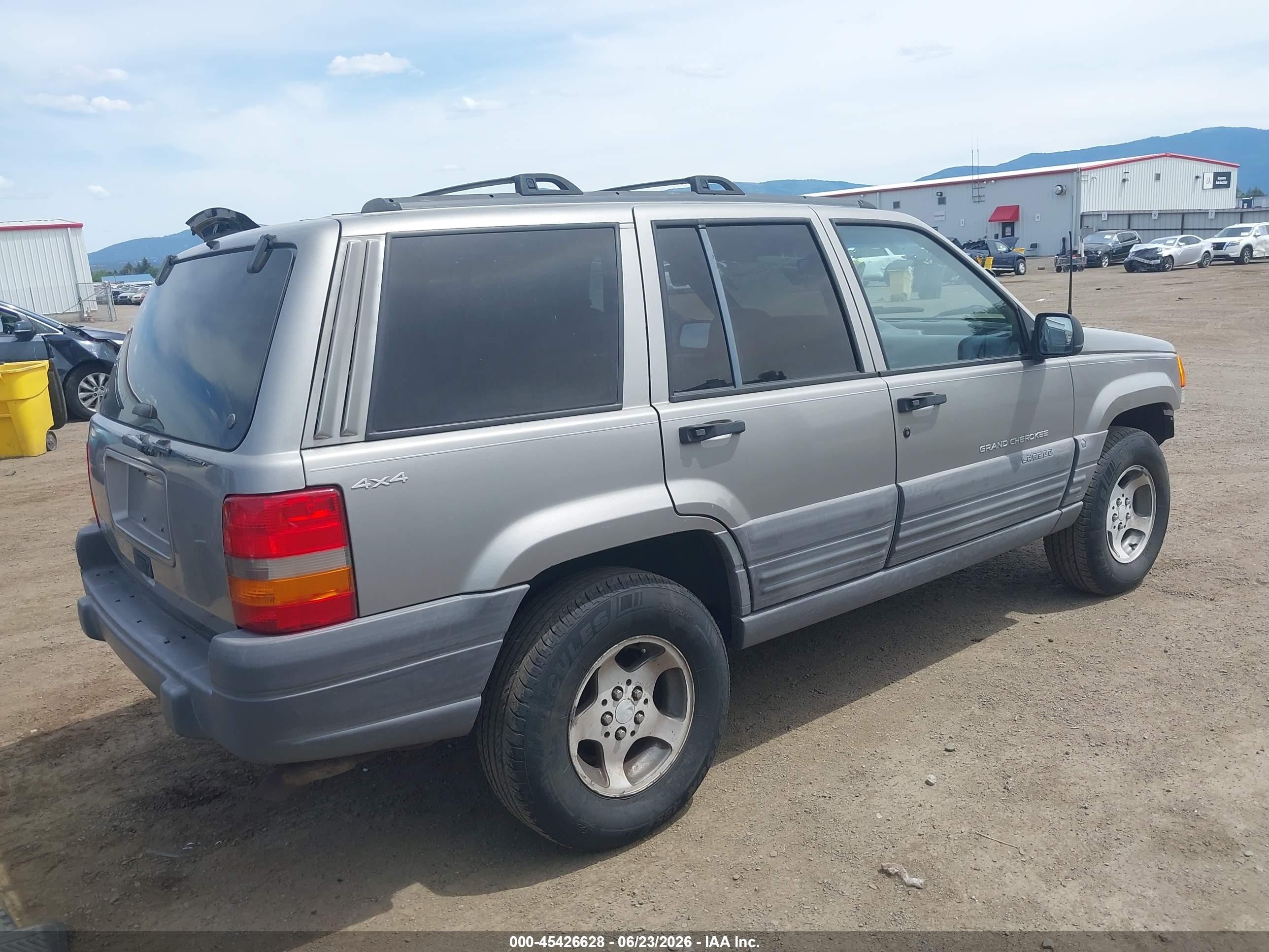 1998 Jeep Grand Cherokee Laredo Серый vin: 1J4GZ58S3WC311267
