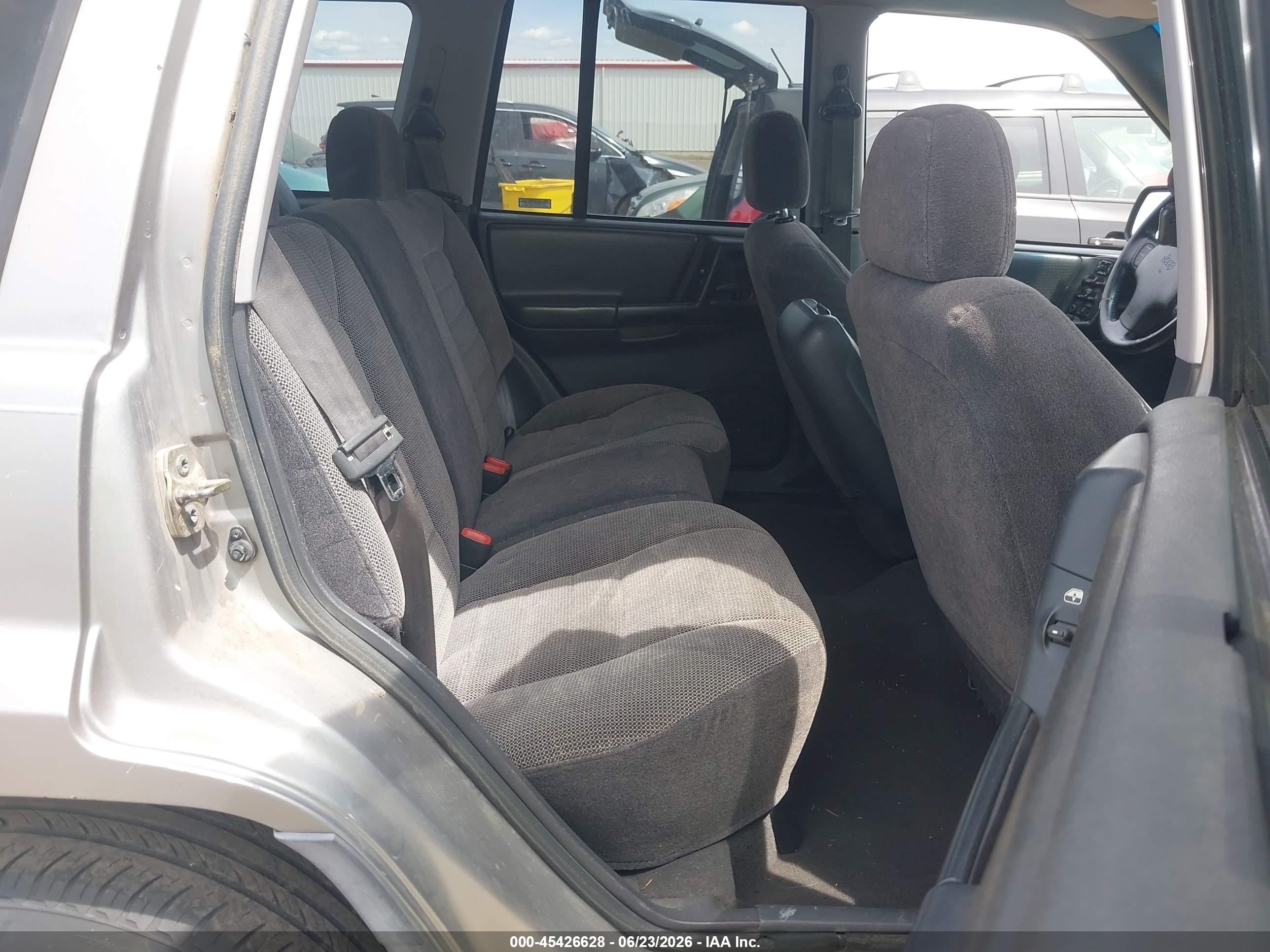 1998 Jeep Grand Cherokee Laredo Серый vin: 1J4GZ58S3WC311267