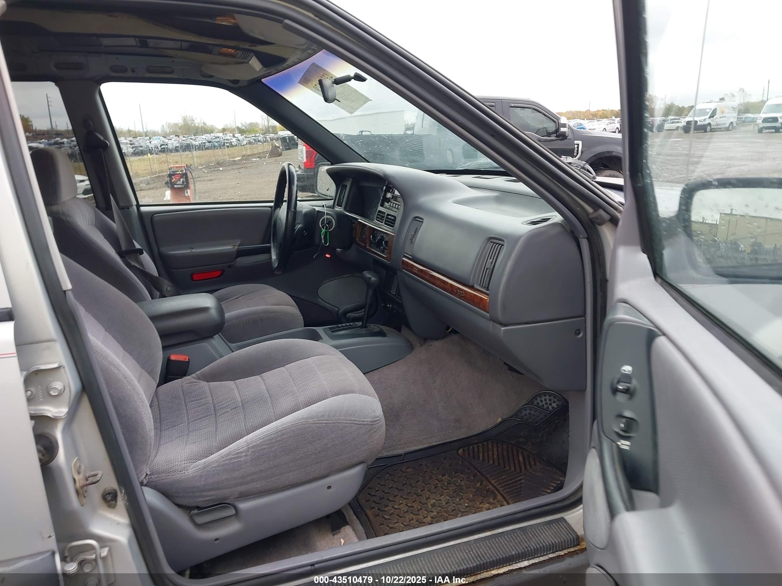 1996 Jeep Grand Cherokee Laredo Silver vin: 1J4GZ58S7TC179951