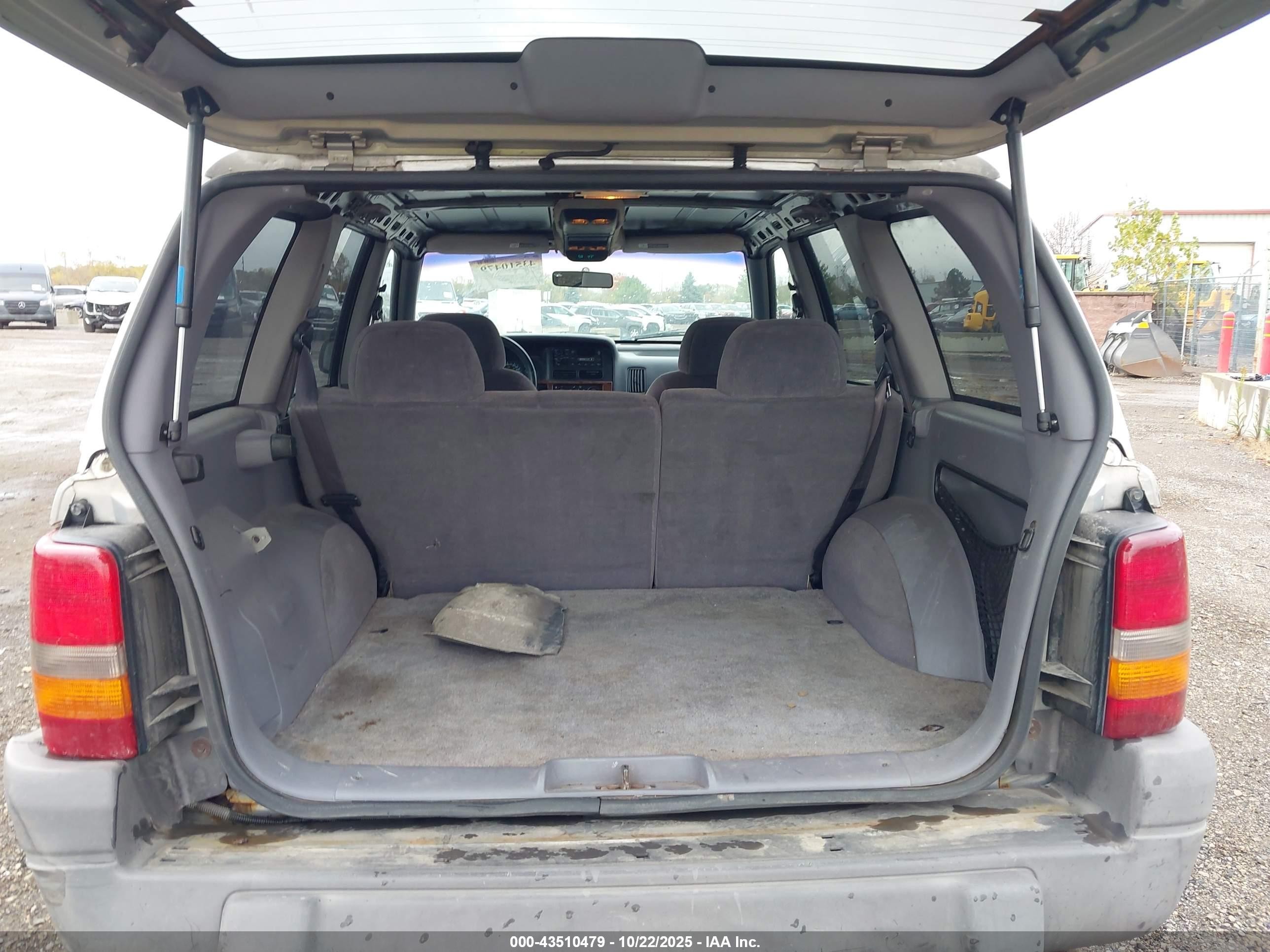 1996 Jeep Grand Cherokee Laredo Silver vin: 1J4GZ58S7TC179951