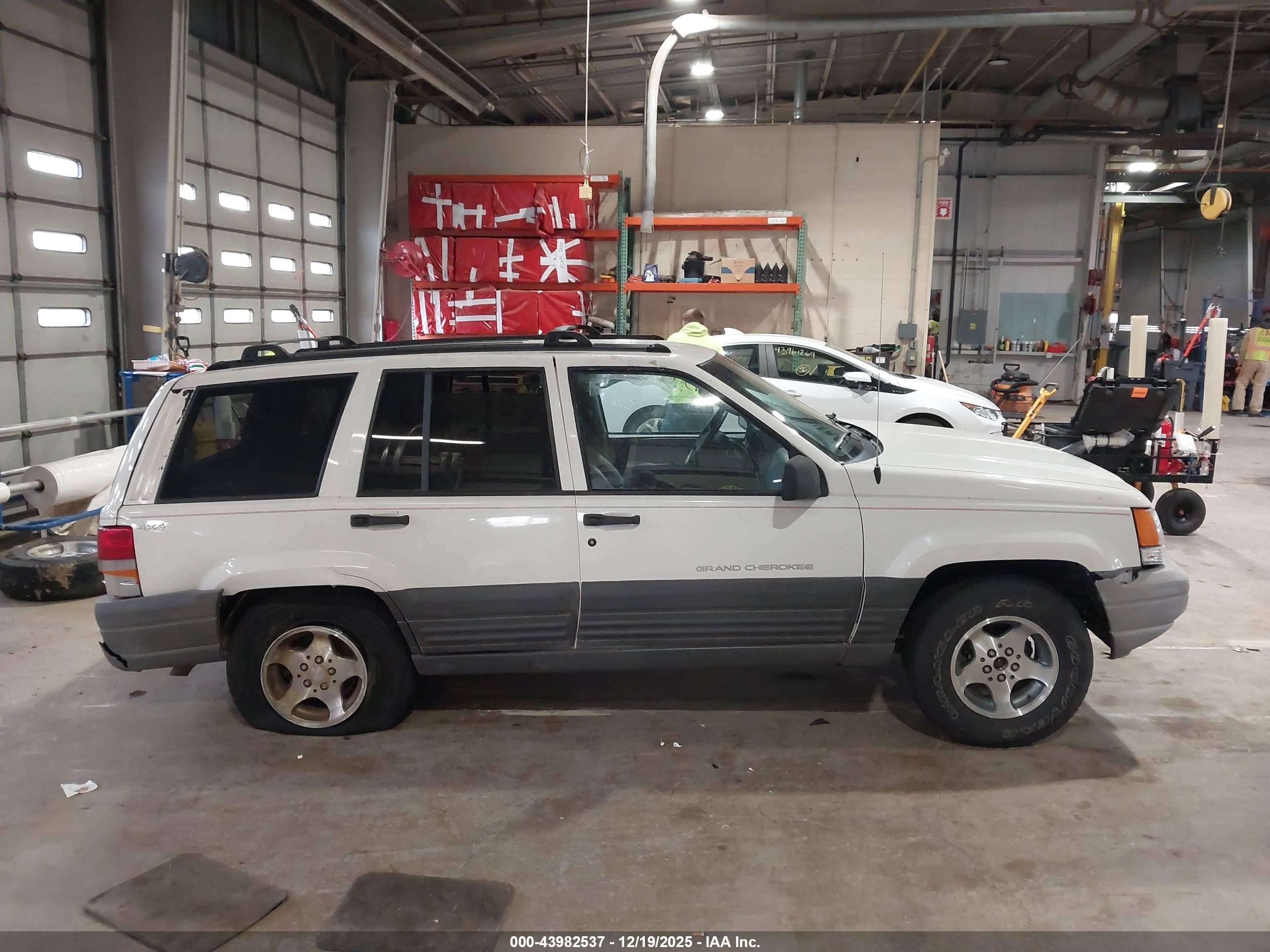 1996 Jeep Grand Cherokee Laredo White vin: 1J4GZ58Y2TC273143