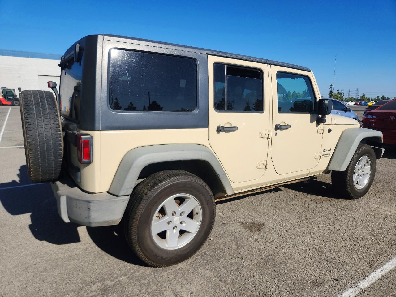 2011 Jeep Wrangler Unlimited Sport Beige vin: 1J4HA3H11BL561611