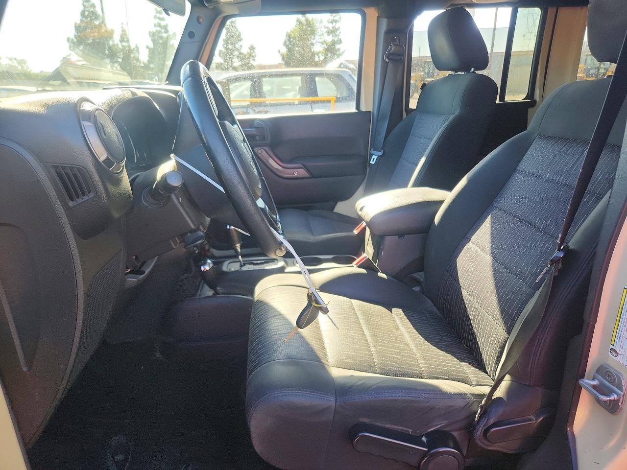 2011 Jeep Wrangler Unlimited Sport Beige vin: 1J4HA3H11BL561611