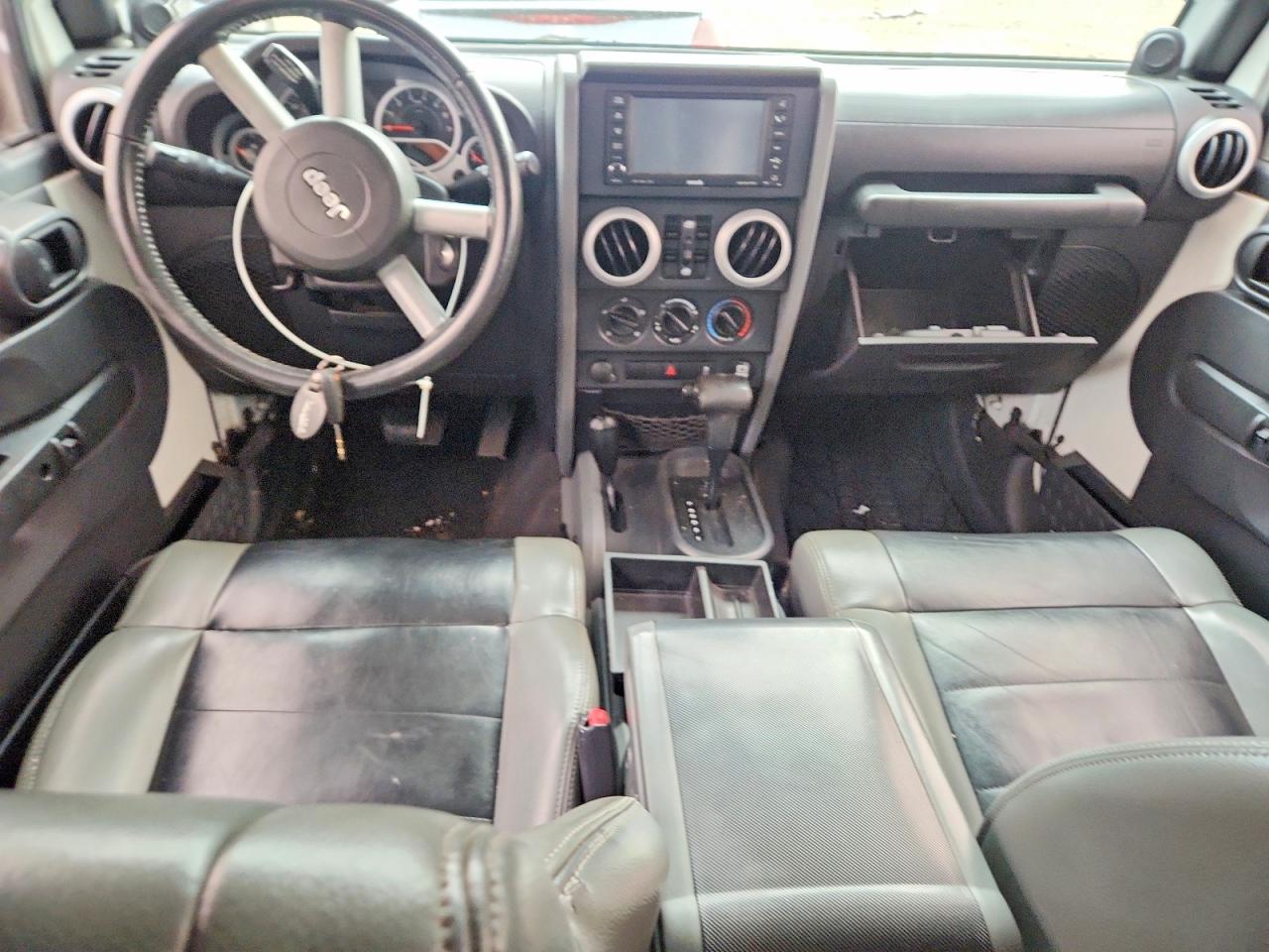 2010 Jeep Wrangler Unlimited Sahara White vin: 1J4HA5H10AL214152
