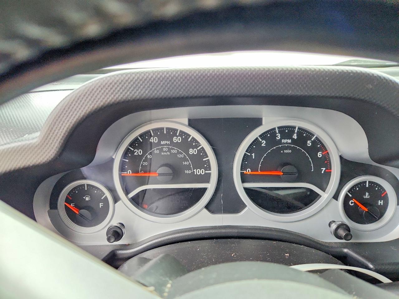 2010 Jeep Wrangler Unlimited Sahara White vin: 1J4HA5H10AL214152