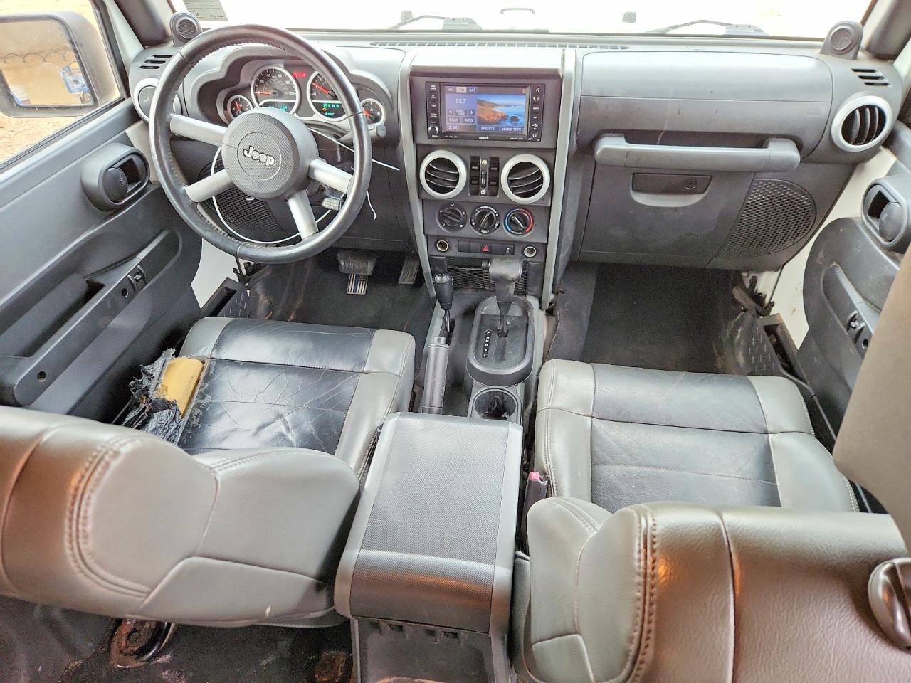 2010 Jeep Wrangler Unlimited Sahara White vin: 1J4HA5H11AL151241