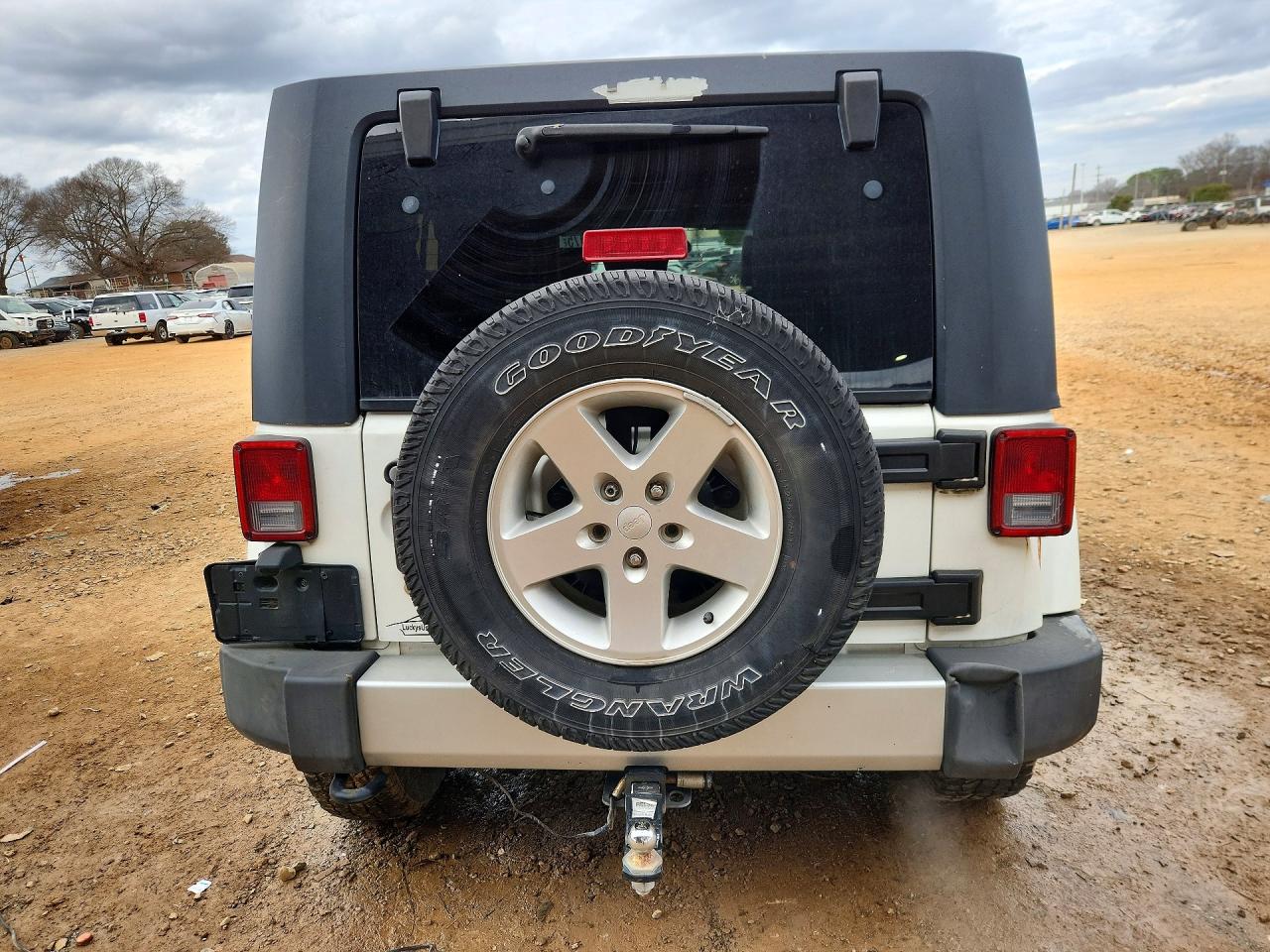 2010 Jeep Wrangler Unlimited Sahara White vin: 1J4HA5H11AL151241