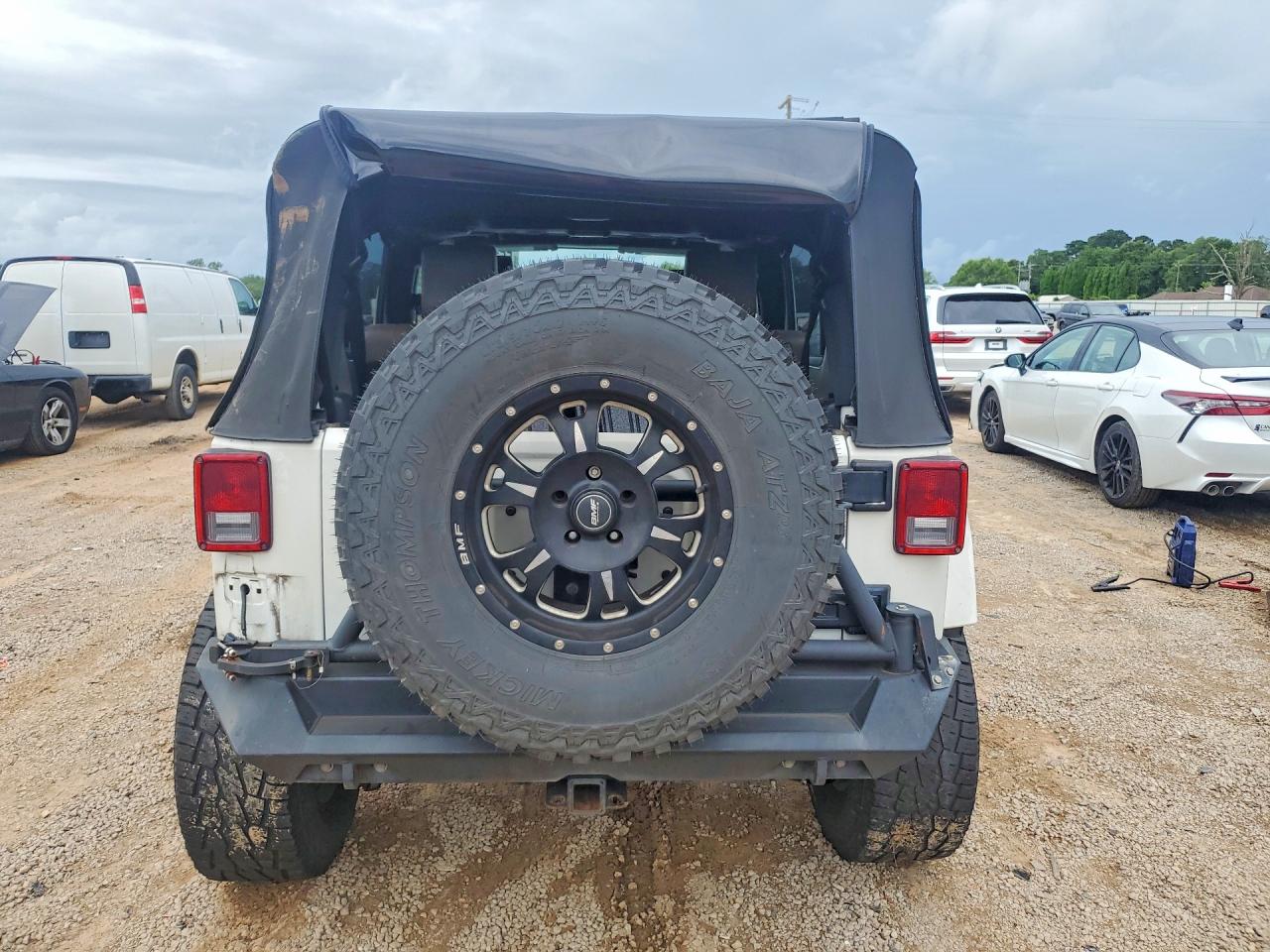 2010 Jeep Wrangler Unlimited Sahara White vin: 1J4HA5H11AL156827
