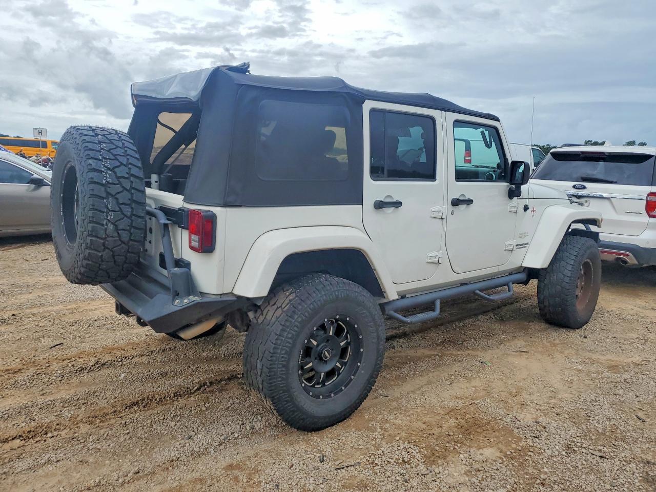 2010 Jeep Wrangler Unlimited Sahara White vin: 1J4HA5H11AL156827