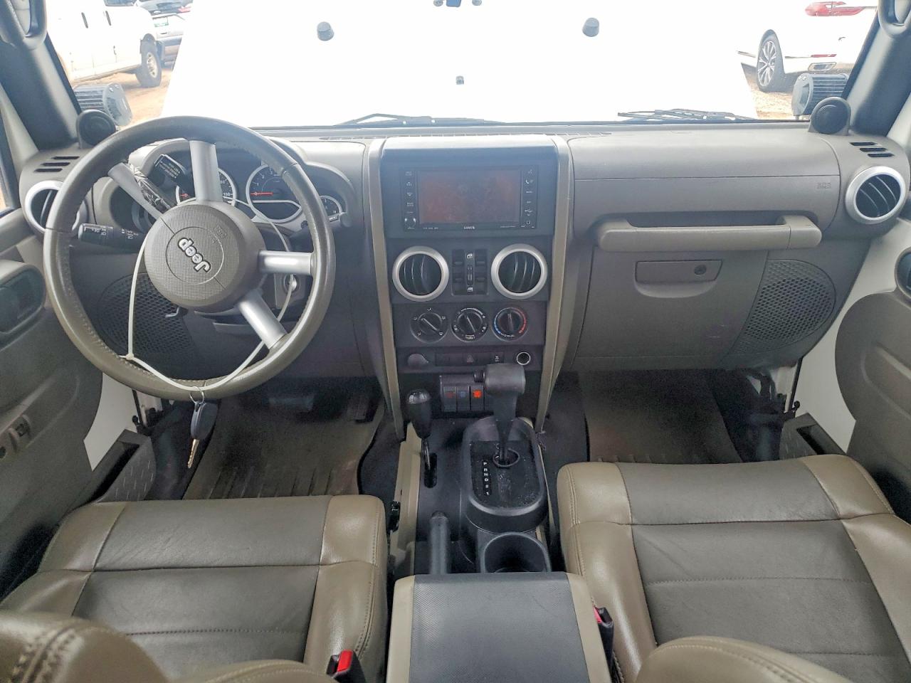 2010 Jeep Wrangler Unlimited Sahara White vin: 1J4HA5H11AL156827