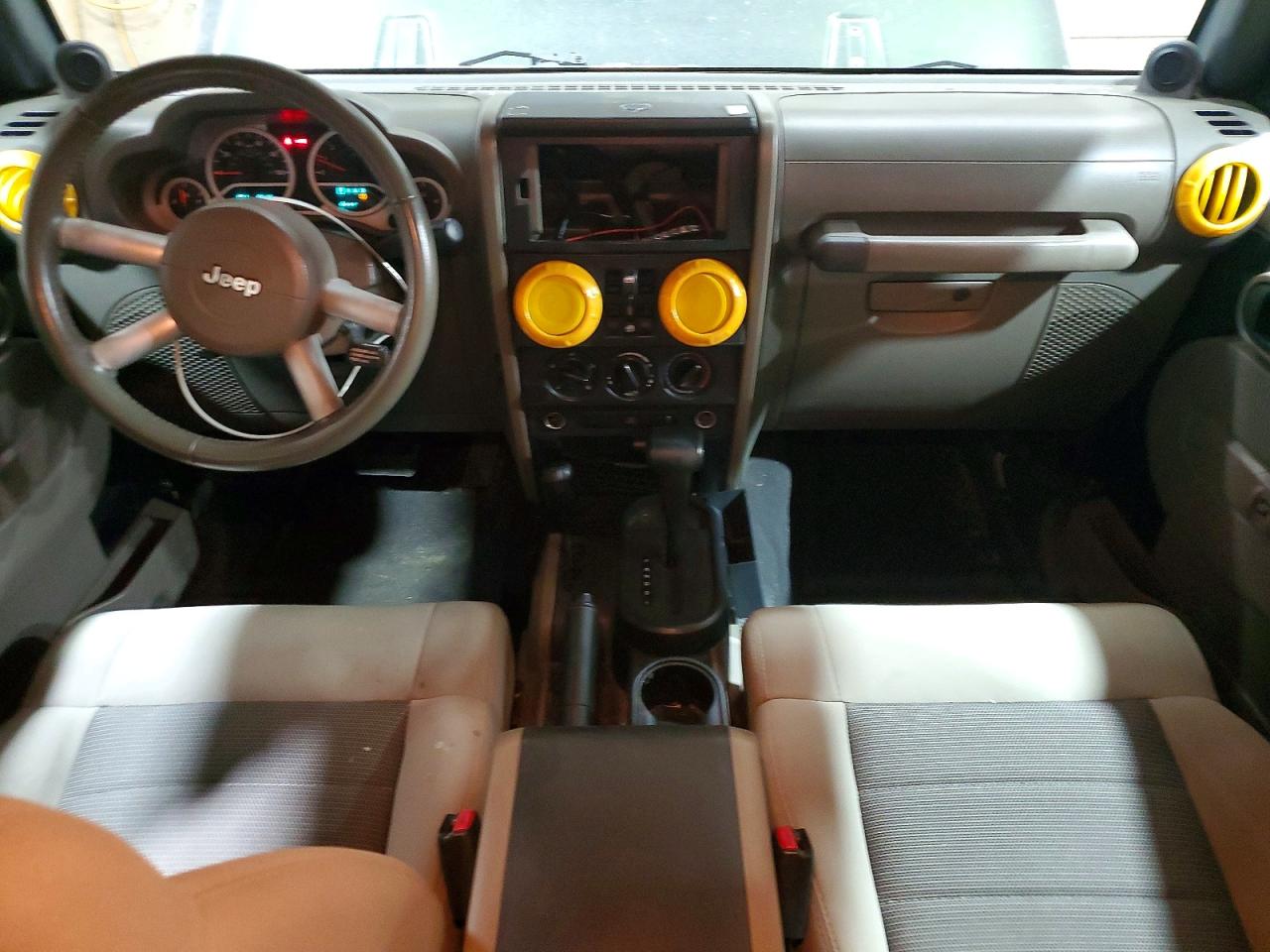 2010 Jeep Wrangler Unlimited Sahara Green vin: 1J4HA5H11AL215472