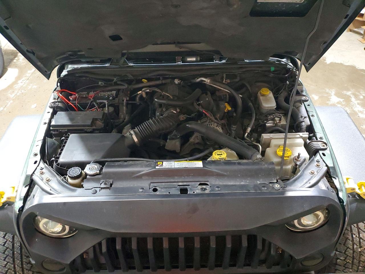 2010 Jeep Wrangler Unlimited Sahara Green vin: 1J4HA5H11AL215472