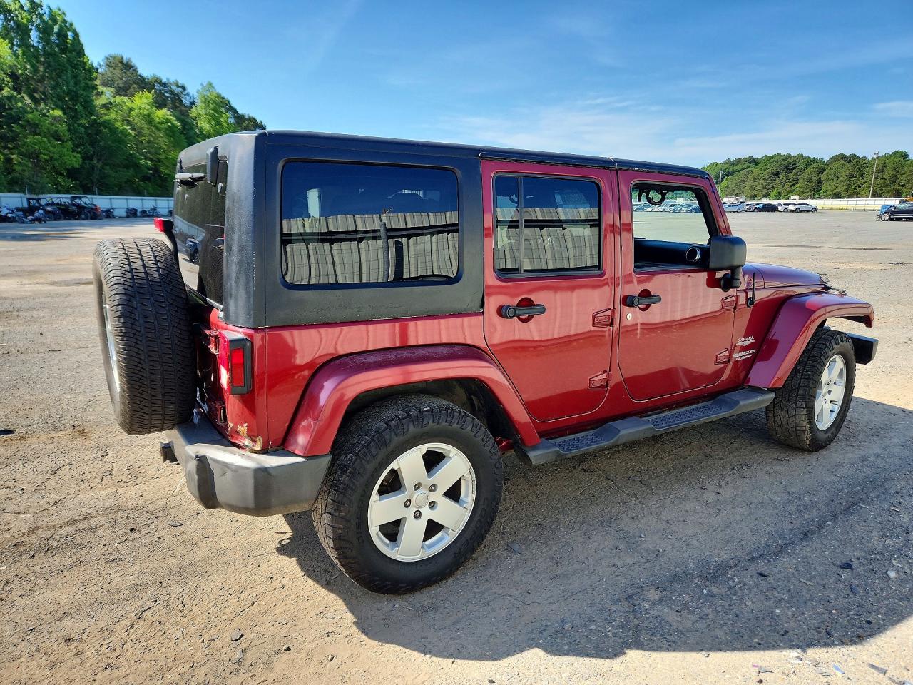 2011 Jeep Wrangler Unlimited Sahara Burgundy vin: 1J4HA5H11BL549020