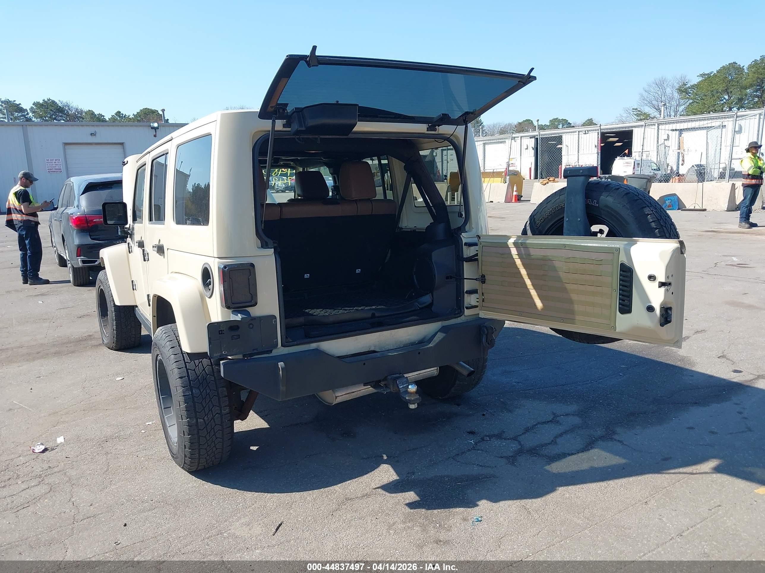 2011 Jeep Wrangler Unlimited Sahara Tan vin: 1J4HA5H13BL612635