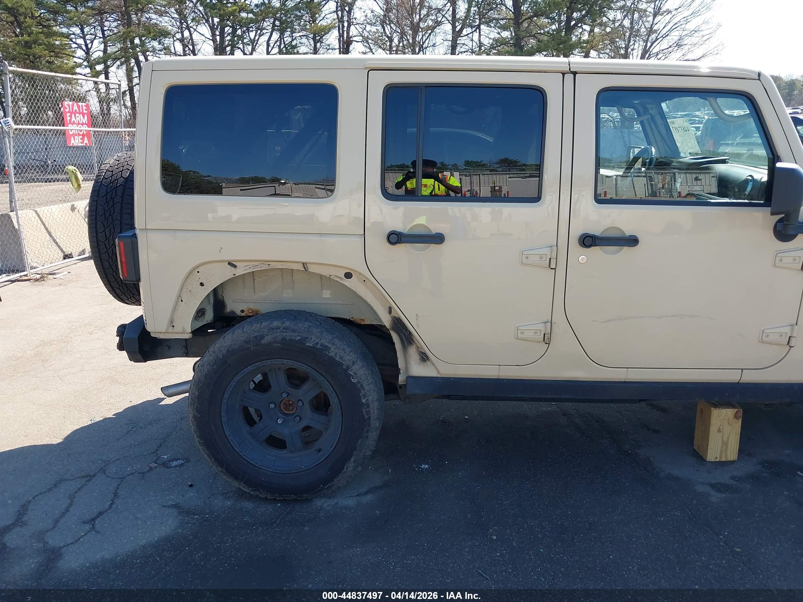 2011 Jeep Wrangler Unlimited Sahara Tan vin: 1J4HA5H13BL612635