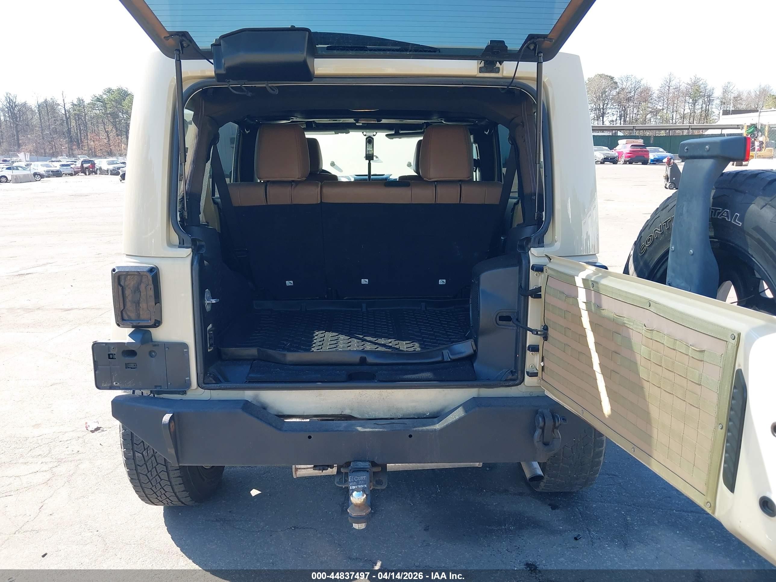 2011 Jeep Wrangler Unlimited Sahara Tan vin: 1J4HA5H13BL612635