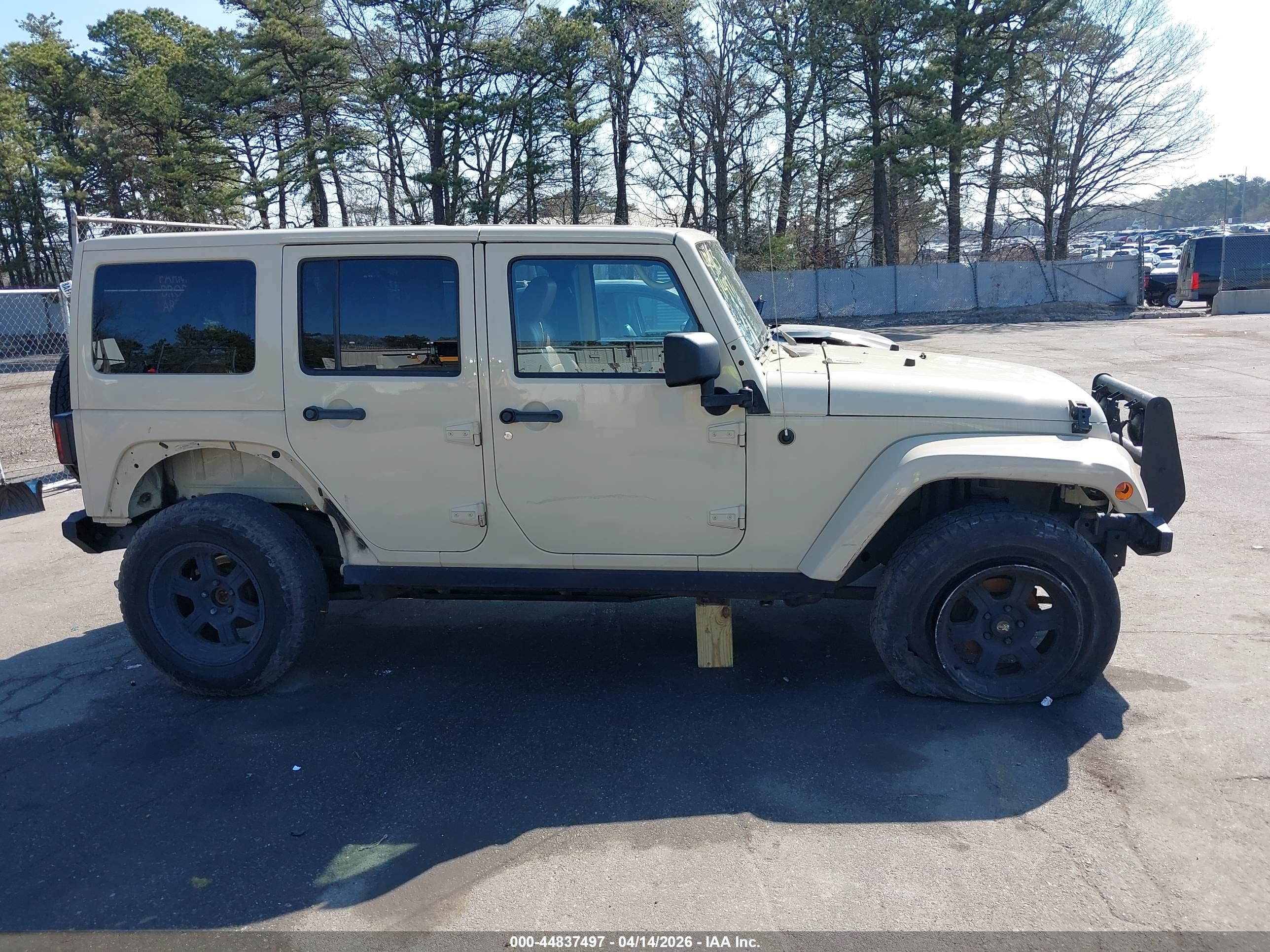 2011 Jeep Wrangler Unlimited Sahara Tan vin: 1J4HA5H13BL612635