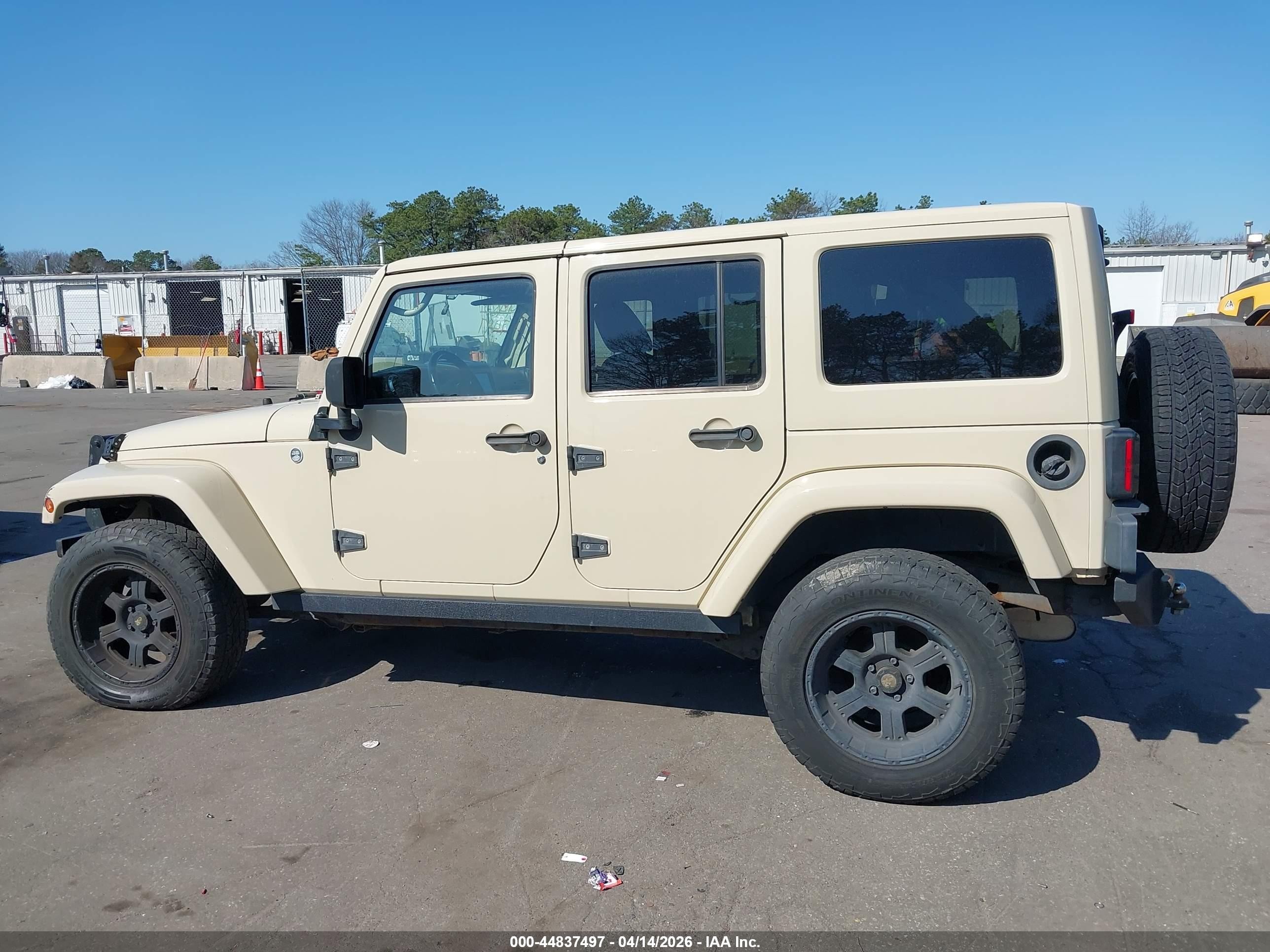 2011 Jeep Wrangler Unlimited Sahara Tan vin: 1J4HA5H13BL612635