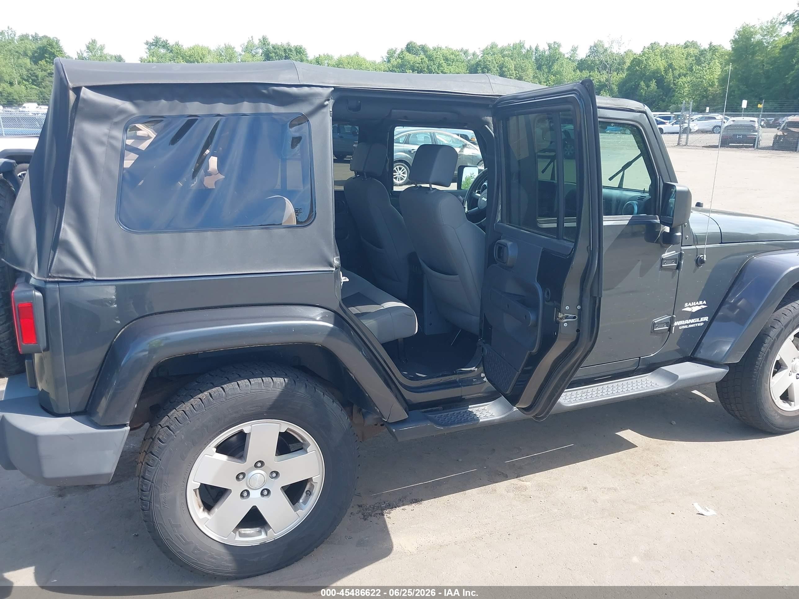 2010 Jeep Wrangler Unlimited Sahara Серый vin: 1J4HA5H14AL125667