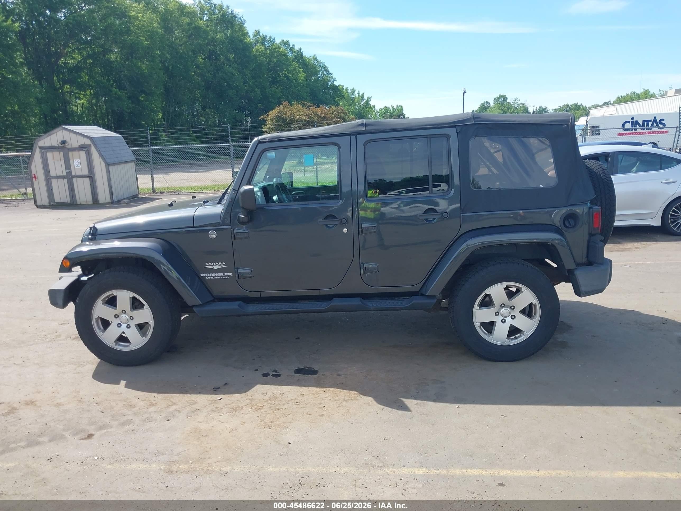 2010 Jeep Wrangler Unlimited Sahara Серый vin: 1J4HA5H14AL125667