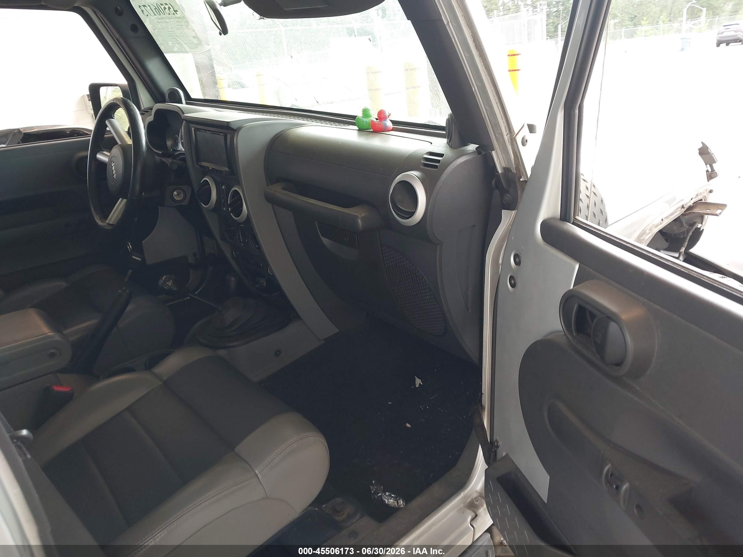 2010 Jeep Wrangler Unlimited Sahara Silver vin: 1J4HA5H17AL152894