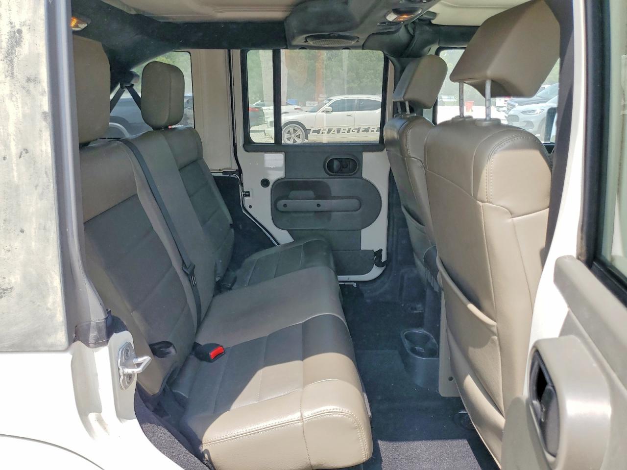 2010 Jeep Wrangler Unlimited Sahara White vin: 1J4HA5H17AL221373