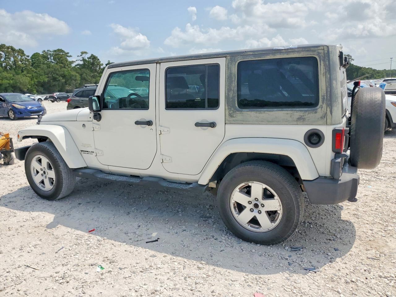 2010 Jeep Wrangler Unlimited Sahara White vin: 1J4HA5H17AL221373