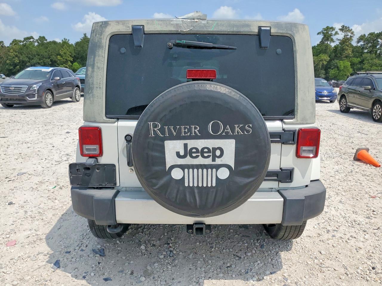 2010 Jeep Wrangler Unlimited Sahara White vin: 1J4HA5H17AL221373