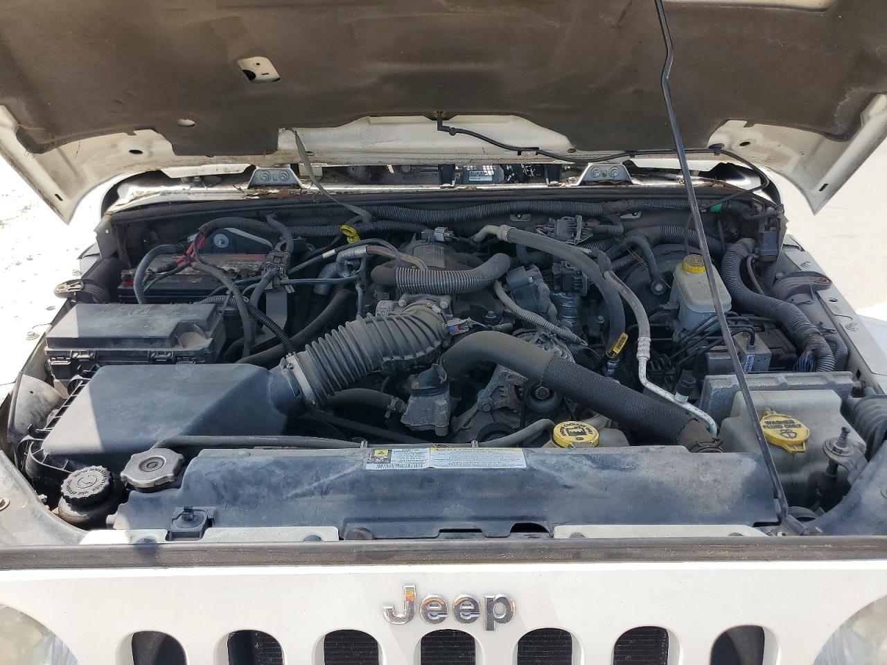 2010 Jeep Wrangler Unlimited Sahara White vin: 1J4HA5H17AL221373