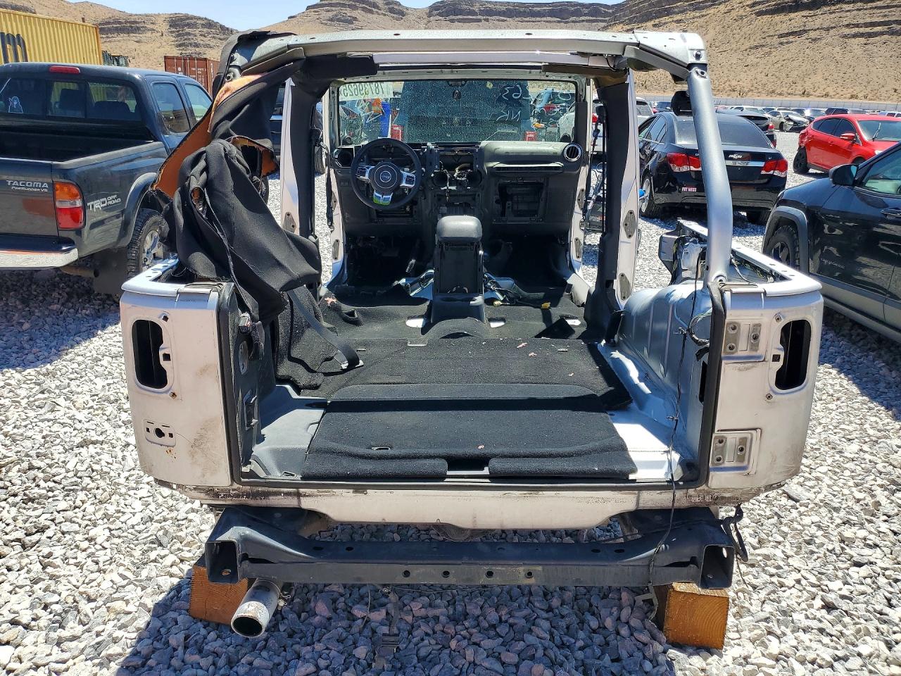 2011 Jeep Wrangler Unlimited Rubicon Silver vin: 1J4HA6H10BL526897