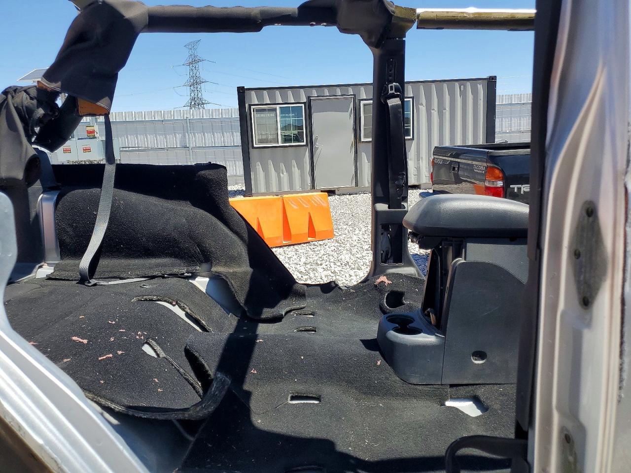 2011 Jeep Wrangler Unlimited Rubicon Silver vin: 1J4HA6H10BL526897