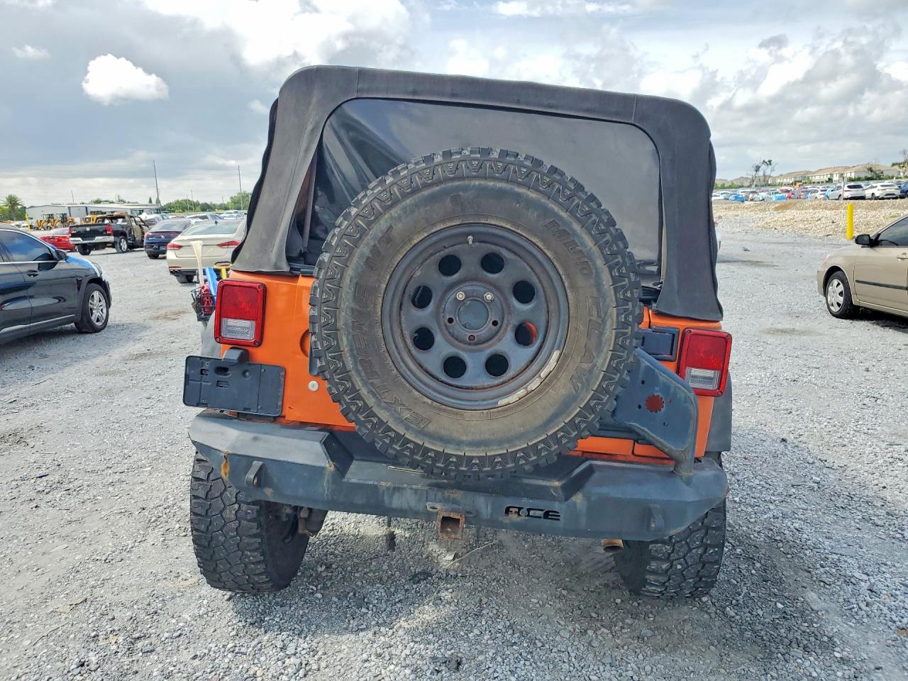 2011 Jeep Wrangler Unlimited Rubicon Orange vin: 1J4HA6H1XBL638459