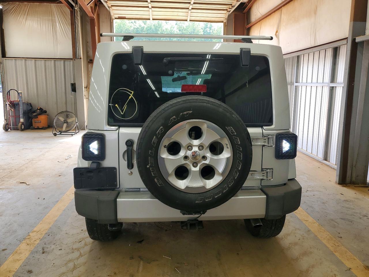 2011 Jeep Wranger Серебряный vin: 1J4HA7H1XBL612921
