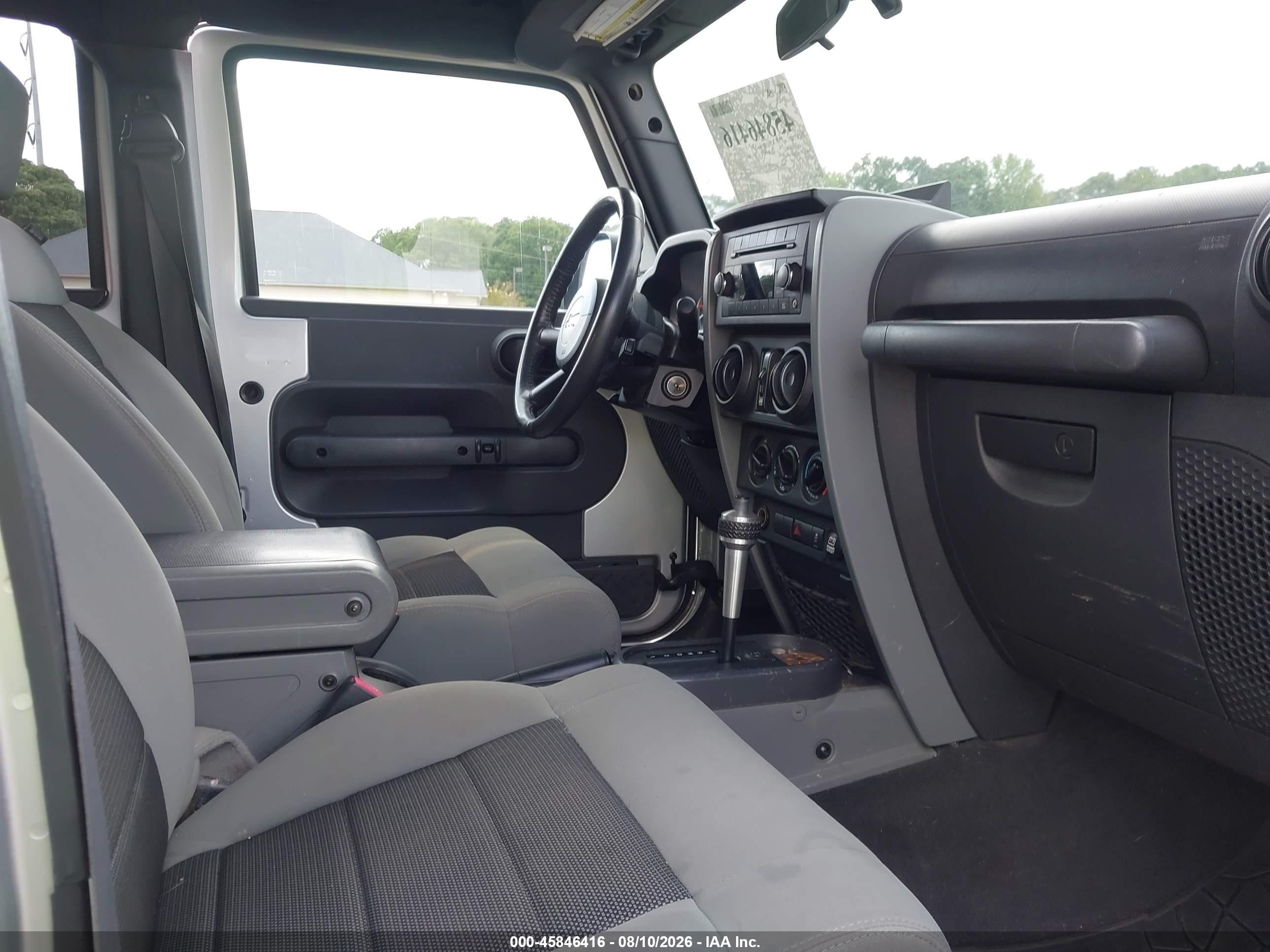 2010 Jeep Wrangler Unlimited Sport Серебряный vin: 1J4HB3H16AL165685