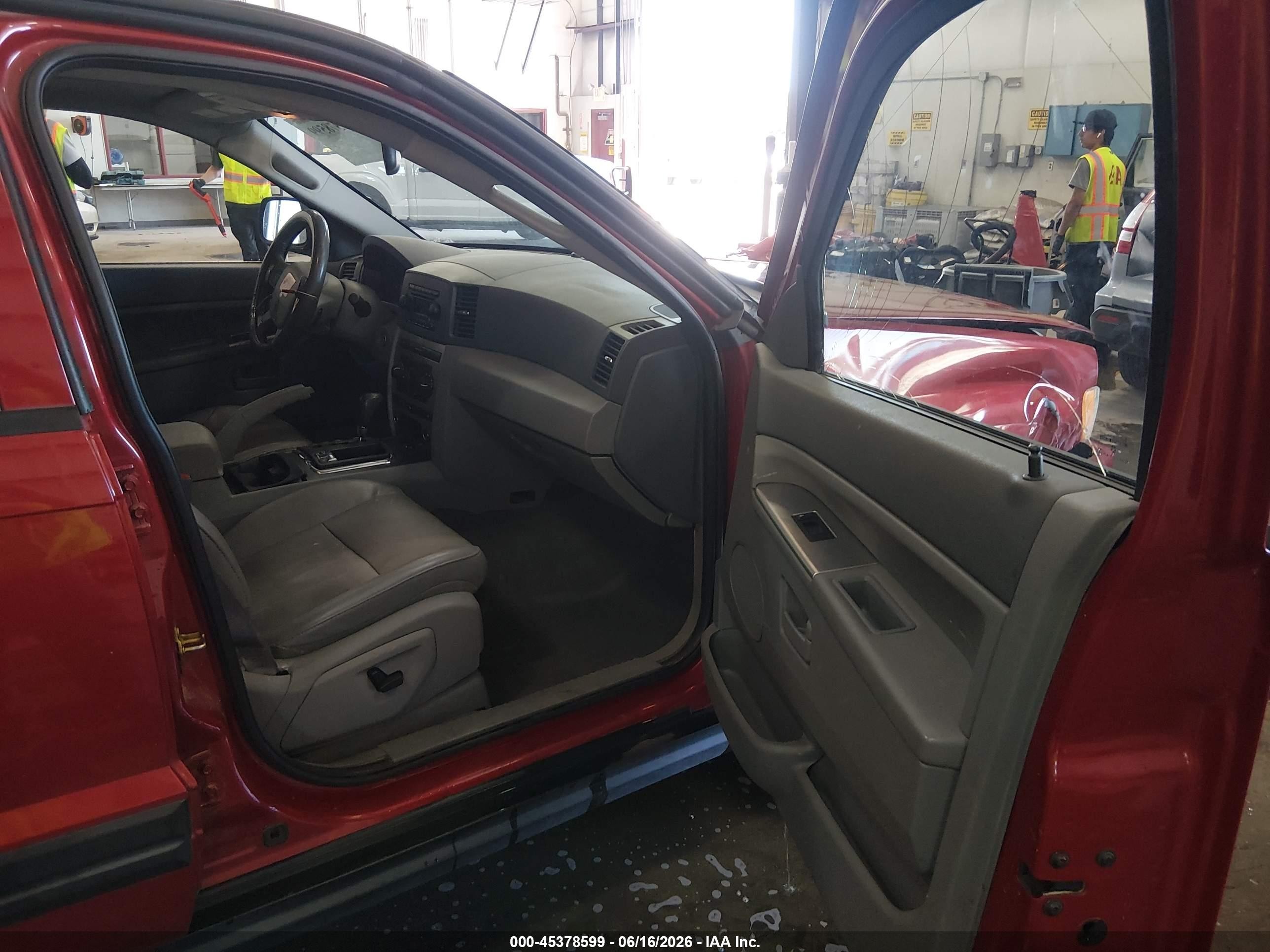 2005 Jeep Grand Cherokee Laredo Red vin: 1J4HR48N15C628827
