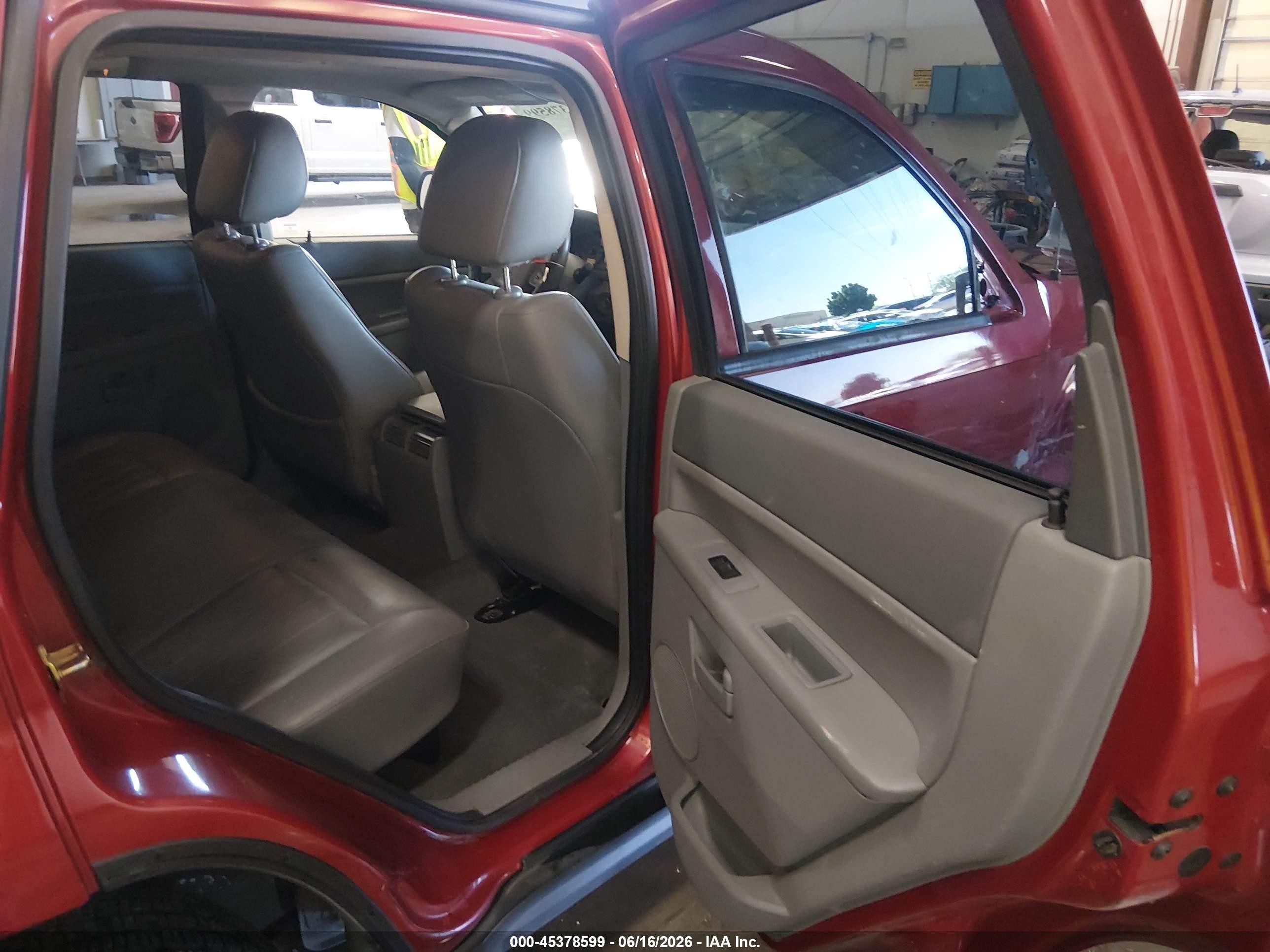 2005 Jeep Grand Cherokee Laredo Red vin: 1J4HR48N15C628827