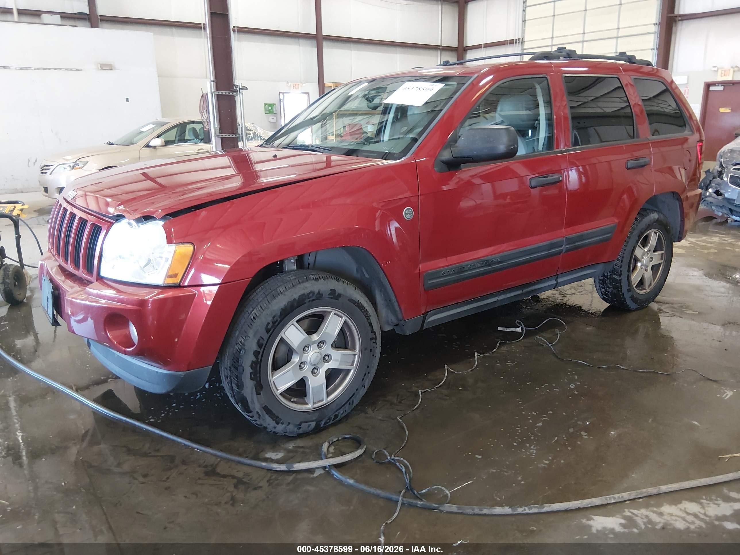 2005 Jeep Grand Cherokee Laredo Red vin: 1J4HR48N15C628827