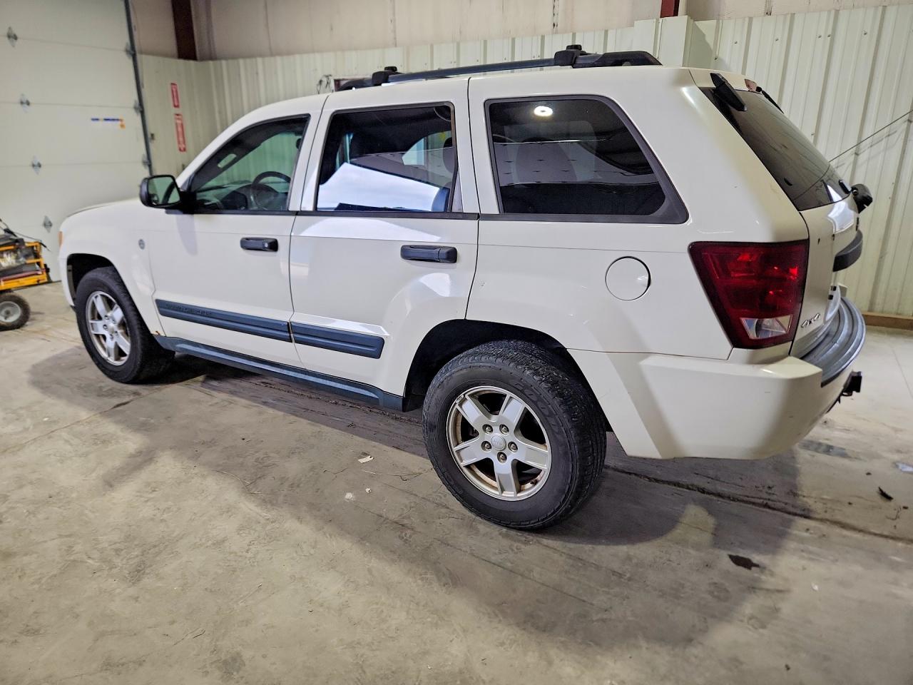2005 Jeep Grand Cherokee Laredo White vin: 1J4HR48N25C538649