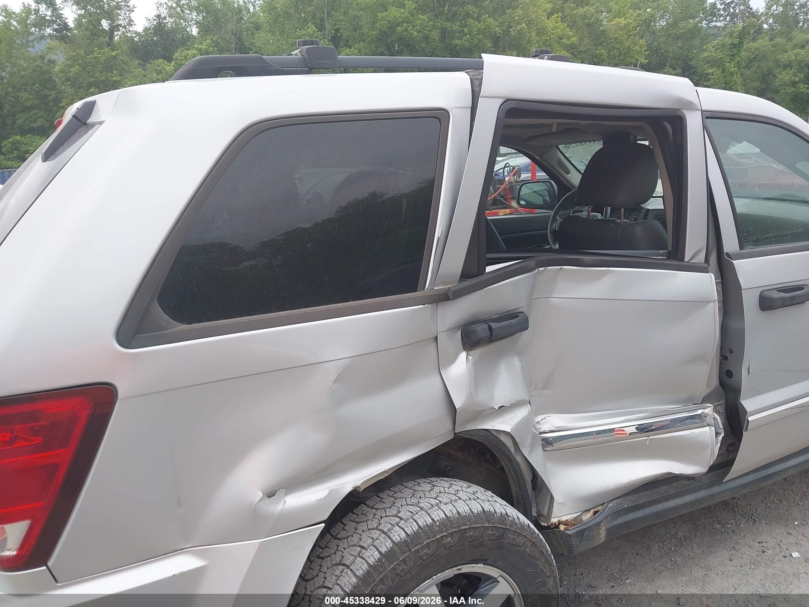2005 Jeep Grand Cherokee Laredo Silver vin: 1J4HR48N25C652246