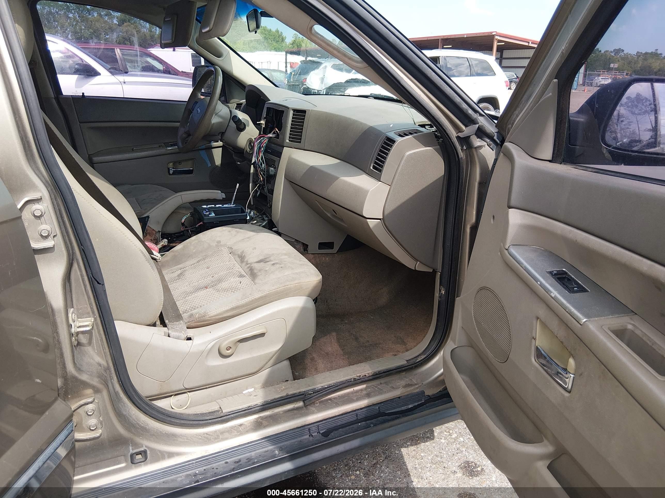 2006 Jeep Grand Cherokee Laredo Beige vin: 1J4HR48N36C265836