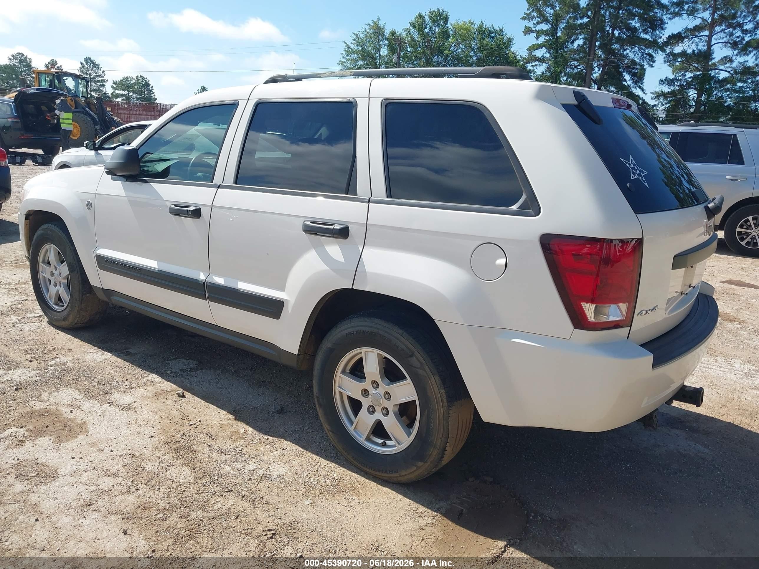 2005 Jeep Grand Cherokee Laredo White vin: 1J4HR48N45C691422