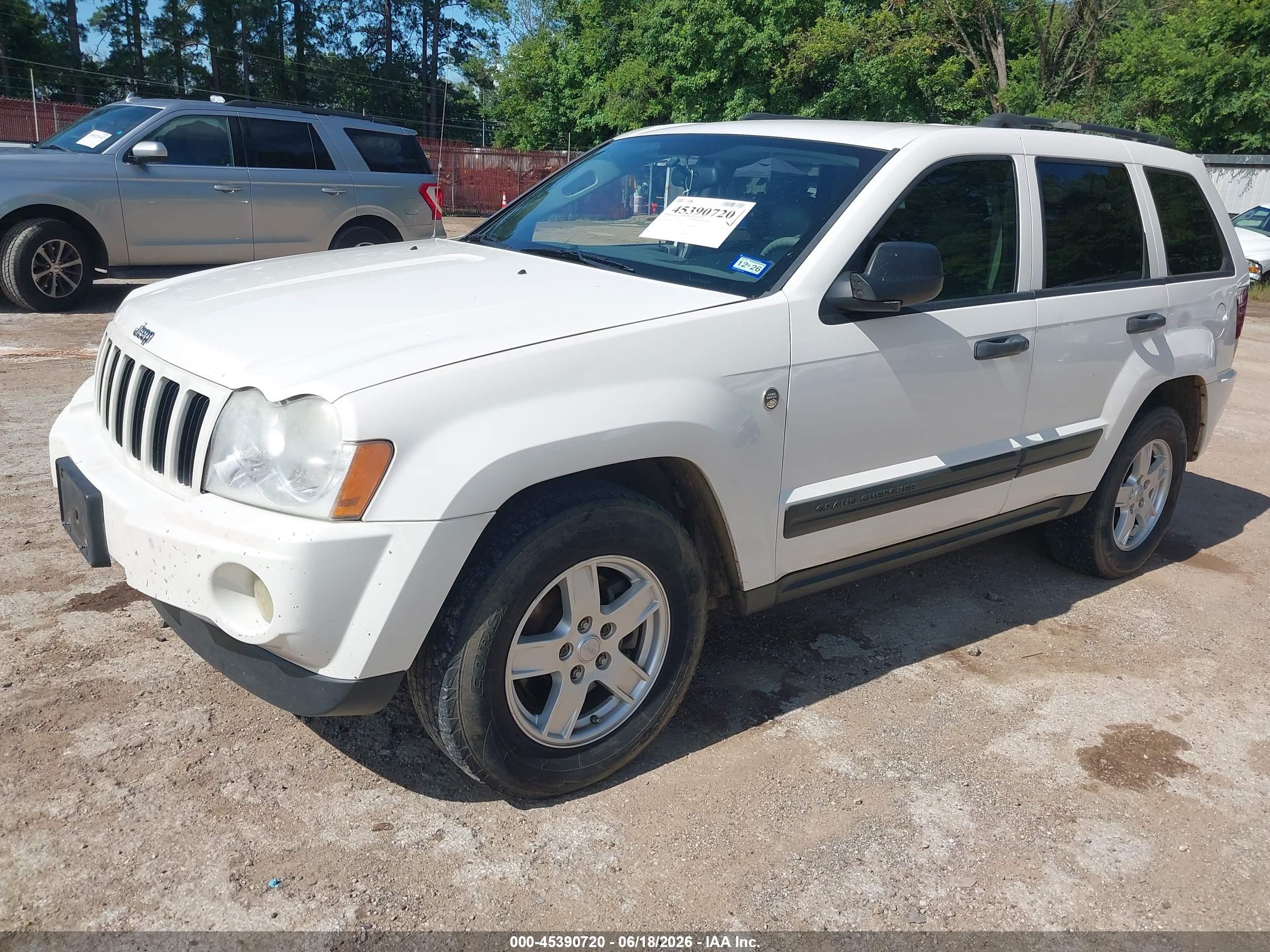 2005 Jeep Grand Cherokee Laredo White vin: 1J4HR48N45C691422