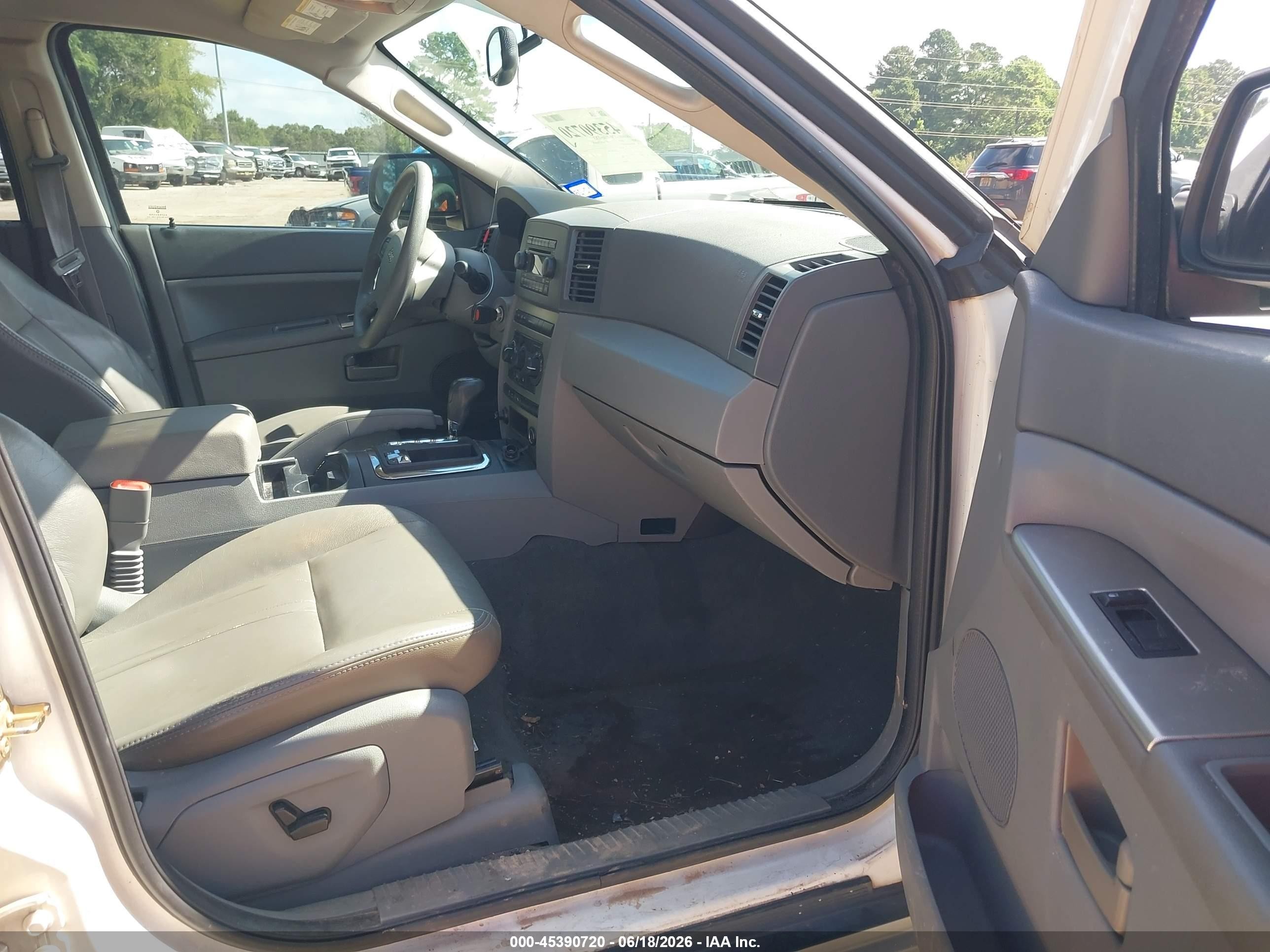2005 Jeep Grand Cherokee Laredo White vin: 1J4HR48N45C691422