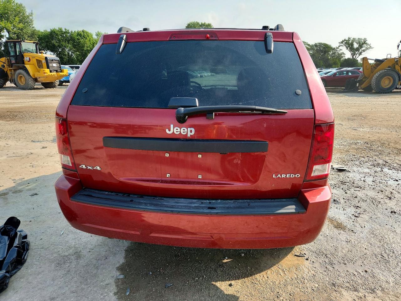 2005 Jeep Grand Cherokee Laredo Red vin: 1J4HR48N65C702906