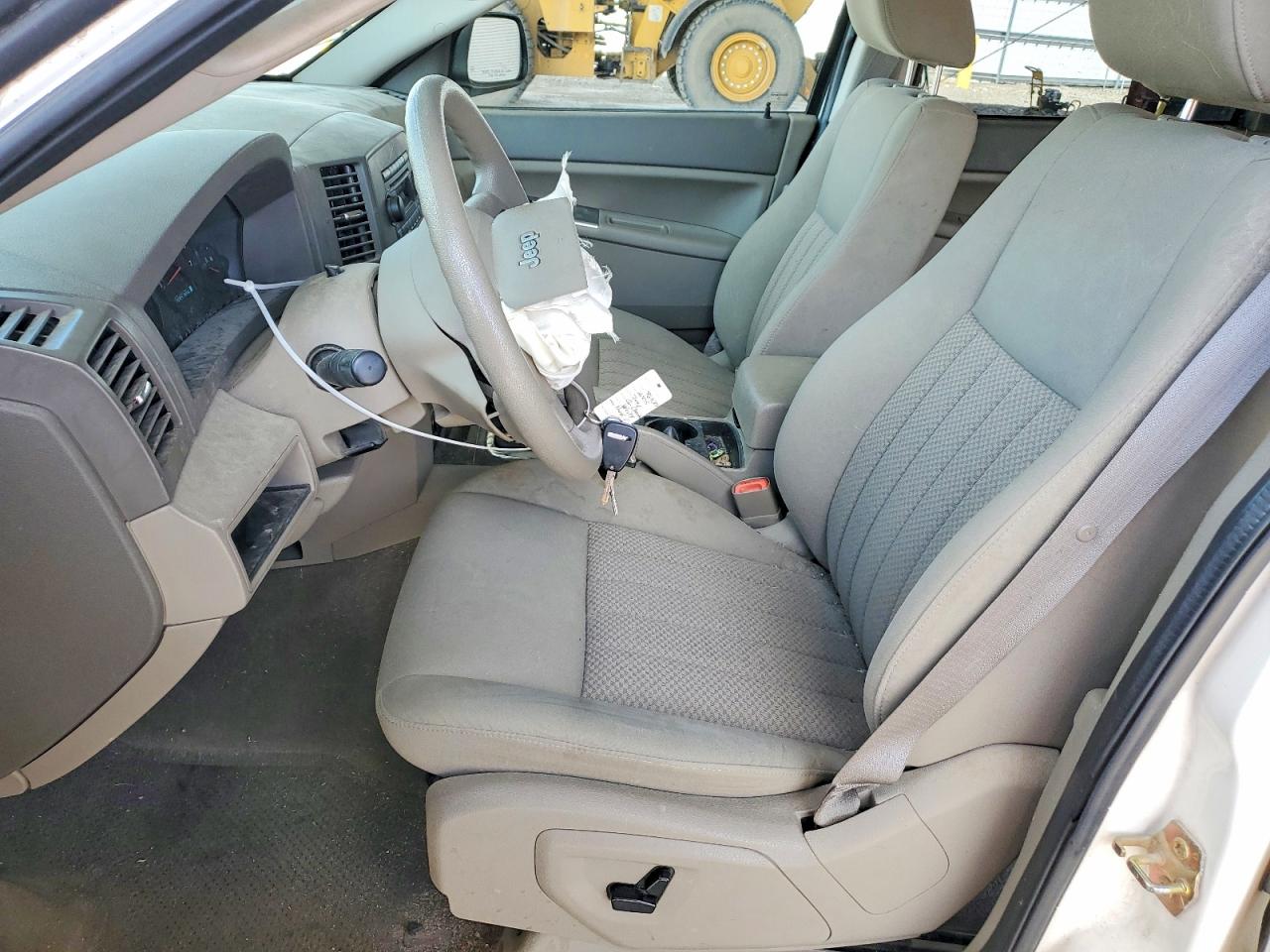 2005 Jeep Grand Cherokee Laredo White vin: 1J4HR48N75C639735