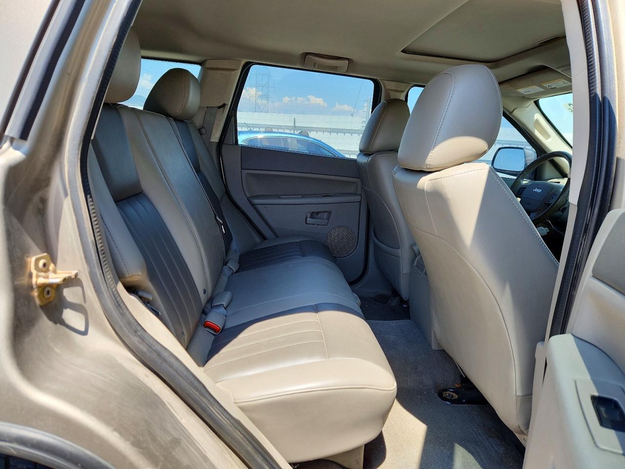 2005 Jeep Grand Cherokee Laredo Tan vin: 1J4HR48N95C697703