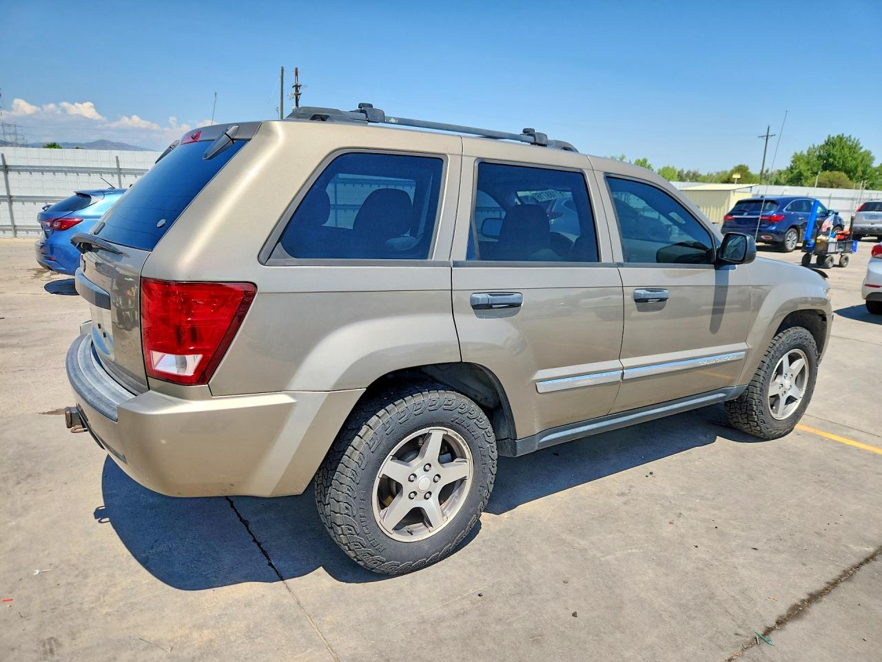 2005 Jeep Grand Cherokee Laredo Tan vin: 1J4HR48N95C697703